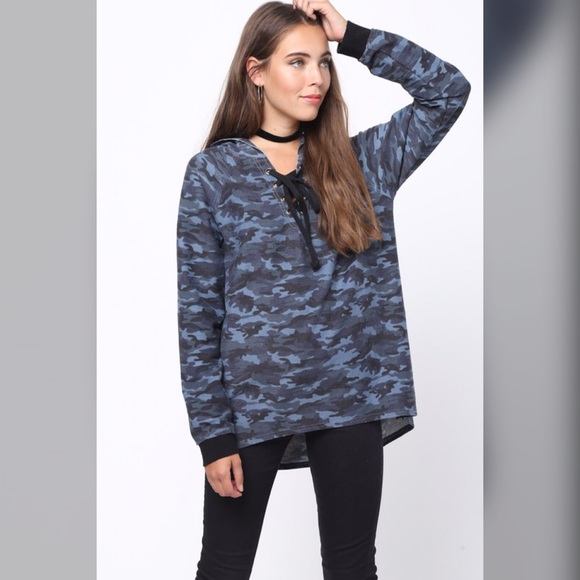 ❤️LAST 1! Blue/Black Oversized Lace Up Camo Top! - Picture 4 of 5
